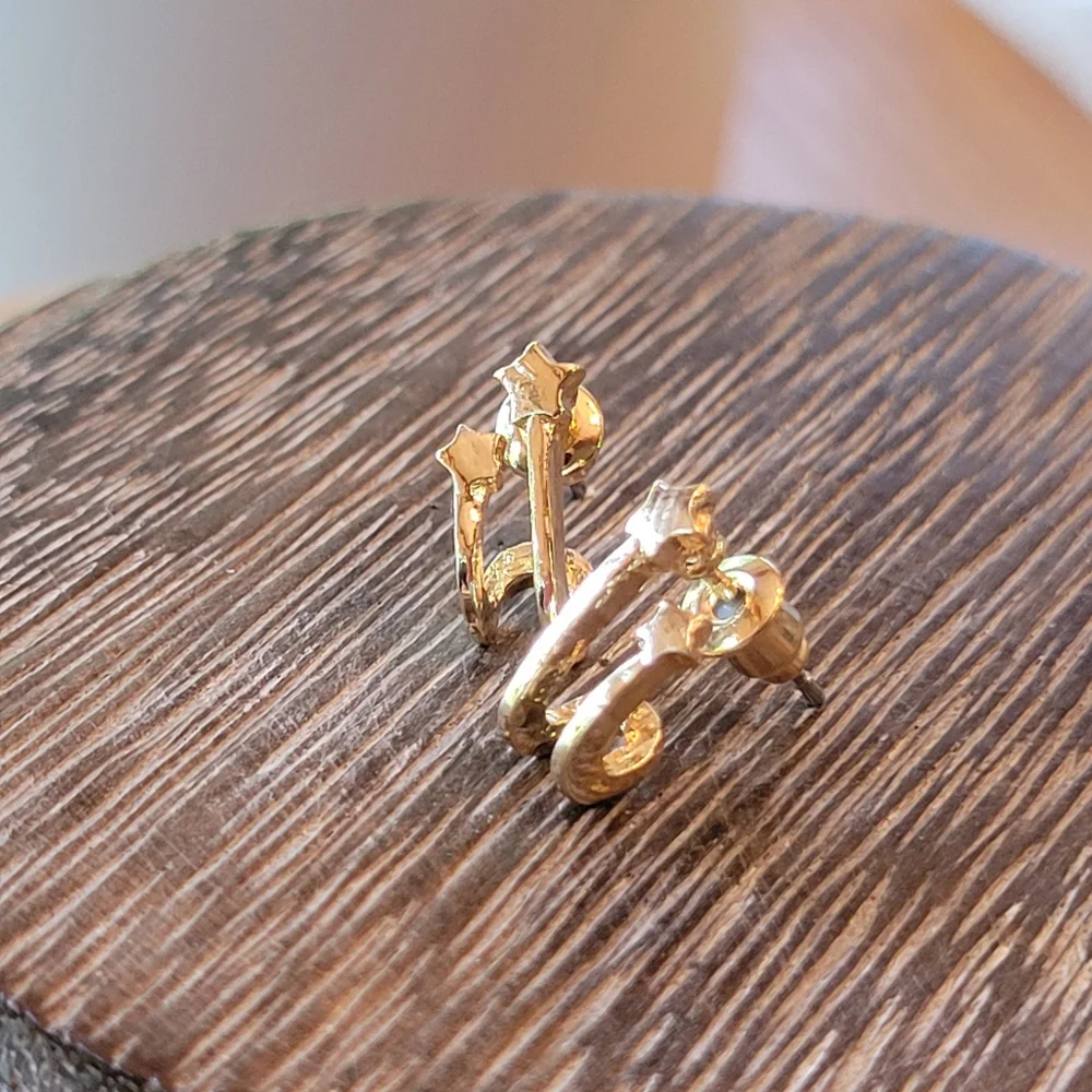 💥LAST PAIR💥 Dainty Double Star Minimalist Huggers, celestial earrings - Picture 4 of 6